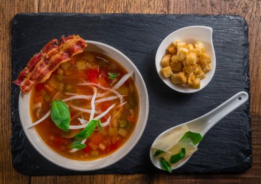 Orta az pişmiş biftek bir tabakta sebze ve peynir ile servis