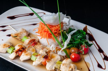 Tavuk ve sebze ile servis pırasa, iki şiş