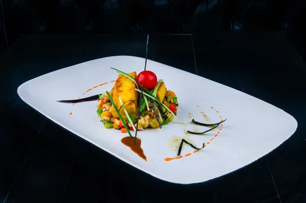 Ensalada de verduras decoradas con rollos rellenos de masa servidos en un plato blanco — Foto de Stock