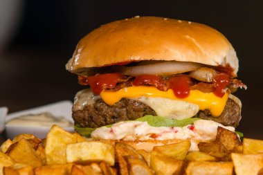 Büyük hamburger gevrek fırında patates hizmet