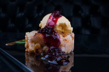 Elmalı turta buz krema ve meyve reçeli ile hizmet