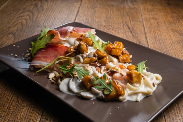 Tagliatelle decorado con salsa de queso, champiñones y pollo — Foto de Stock