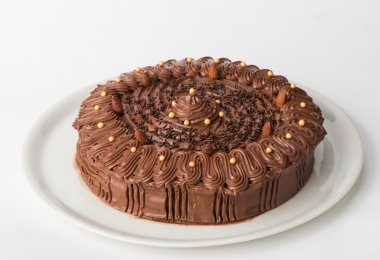 Bir tabakta ev yapımı çikolatalı kek