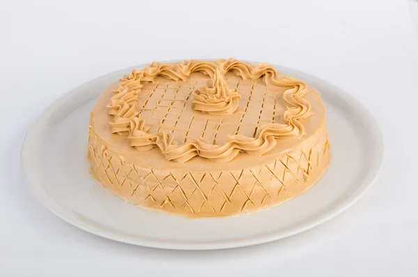 Домашний ореховый торт, подаваемый на тарелке — стоковое фото