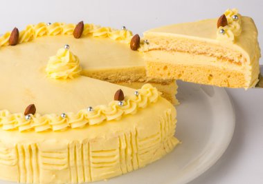 Bir tabakta ev yapımı meyve pasta kesme