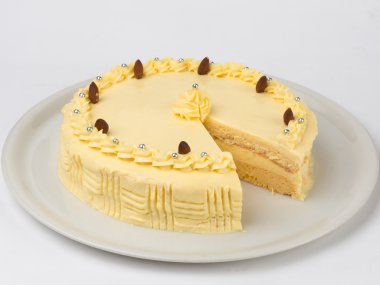 Bir tabakta ev yapımı meyve pasta kesme