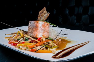 Beyaz tabakta sebze ızgara somon