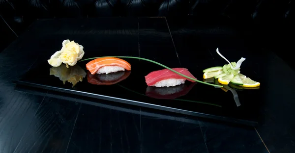 Siyah bir tabakta Nigiri suşi — Stok fotoğraf