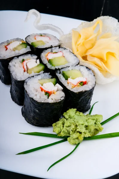 Sushi servido en un plato blanco — Foto de Stock