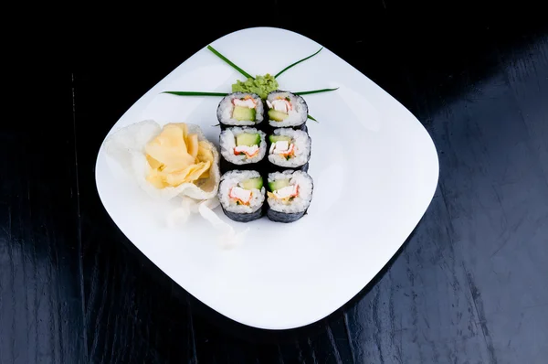Sushi servido en un plato blanco — Foto de Stock