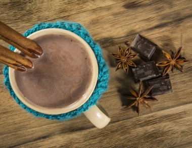 eski ahşap masa üzerinde sıcak çikolata