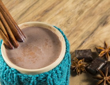 eski ahşap masa üzerinde sıcak çikolata