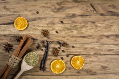 Baharatlar ahşap masada