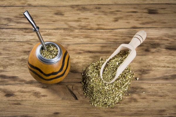 A fából készült asztal yerba mate-kupa — Stock Fotó