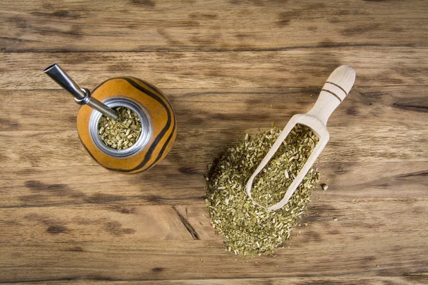 Taza de yerba mate en mesa de madera —  Fotos de Stock