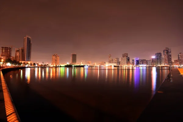 Asz-Szarika Buhaira Corniche z Noor Island, Asz-Szarika, Zjednoczone Emiraty Arabskie — Zdjęcie stockowe