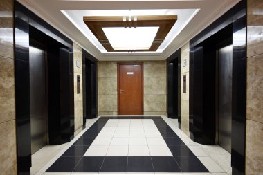 Bina koridor bölümünde asansörler (asansörler)