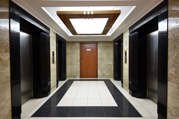 Bina koridor bölümünde asansörler (asansörler)