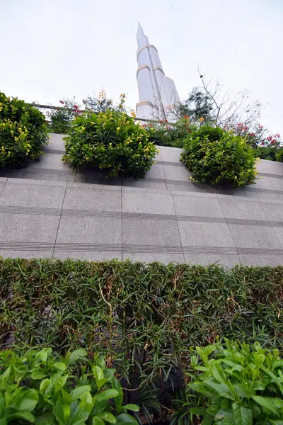 Dubaj, Spojené arabské emiráty - duben 4, 2016: Burj Khalifa, nejvyšší muž se stavba na světě, Foto pořízené v centru Dubaje a Burj Khalifa Garden — Stock fotografie