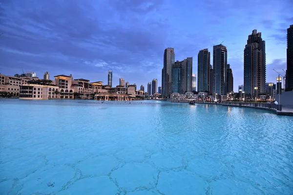 Dubai Mall piscine extérieure et bâtiments — Photo