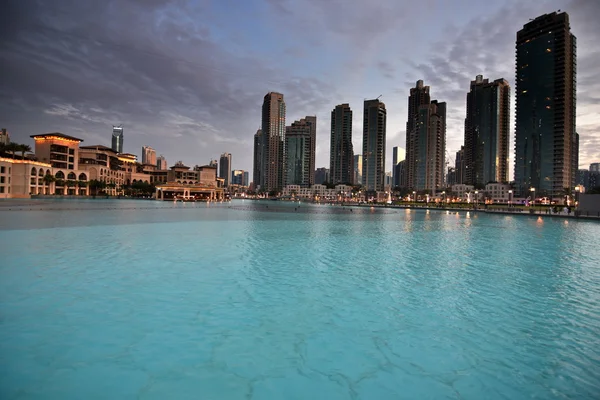 Dubai Mall piscine extérieure et bâtiments — Photo