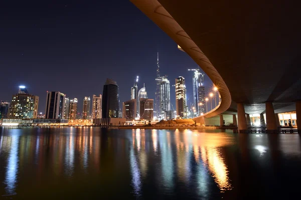 Business bay e burj Khalifa paisagem à noite, Dubai, Emirados Árabes Unidos — Fotografia de Stock