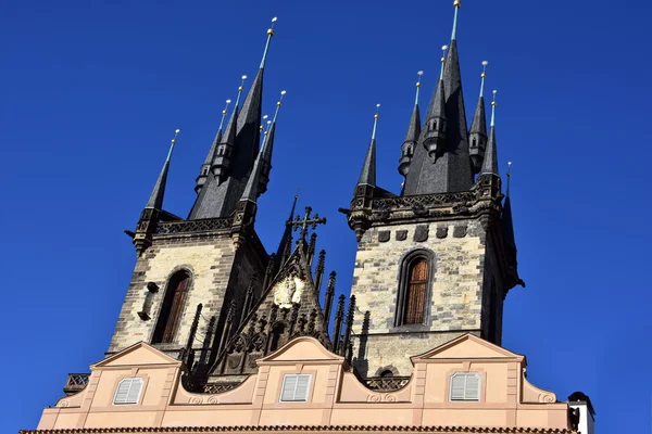 Praag Karelsbrug en Bekijk toeristische plek rond de stad, Tsjechië — Stockfoto