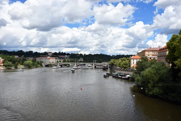 Prag Karlsbrücke und Blick auf touristische Sehenswürdigkeiten in der Umgebung der Stadt, Tschechische Republik — Stockfoto