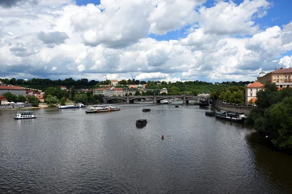 Prag Karlsbrücke und Blick auf touristische Sehenswürdigkeiten in der Umgebung der Stadt, Tschechische Republik — Stockfoto