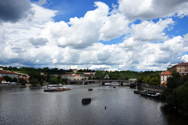 프라하 찰스 다리와 도시, 체코 의 주변 관광 명소를 볼 수 — 스톡 사진
