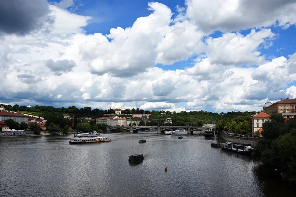 Prag Karlsbrücke und Blick auf touristische Sehenswürdigkeiten in der Umgebung der Stadt, Tschechische Republik — Stockfoto