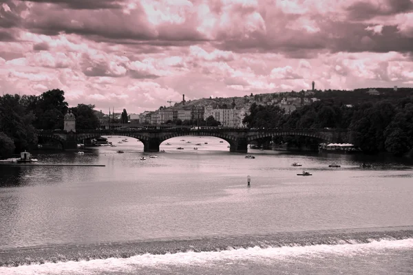 Карлов мост и вид на туристическое место вокруг города, Чехия — стоковое фото