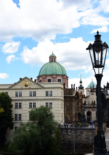 Praag Karelsbrug en Bekijk toeristische plek rond de stad, Tsjechië — Stockfoto