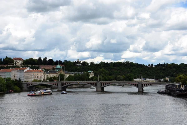 Praga Most Karola i zobaczyć turystyczne miejsce wokół miasta, Republika Czeska — Zdjęcie stockowe