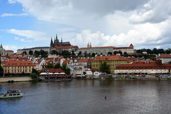 Prag Karlsbrücke und Blick auf touristische Sehenswürdigkeiten in der Umgebung der Stadt, Tschechische Republik — Stockfoto