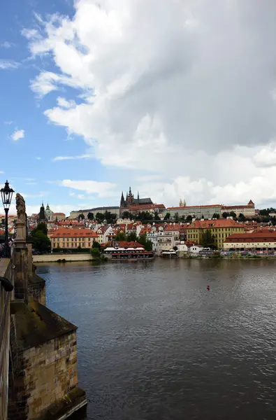 Prag Karlsbrücke und Blick auf touristische Sehenswürdigkeiten in der Umgebung der Stadt, Tschechische Republik — Stockfoto