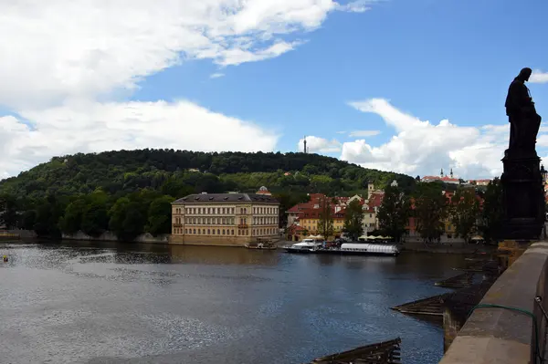 Prag Karlsbron och se turist plats runt om i staden, Tjeckien — Stockfoto