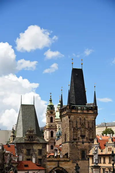 Praha Charles Bridge a výhled na turistické místo v okolí města, Česká republika — Stock fotografie