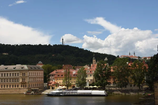 Prag Karlsbrücke und Blick auf touristische Sehenswürdigkeiten in der Umgebung der Stadt, Tschechische Republik — Stockfoto