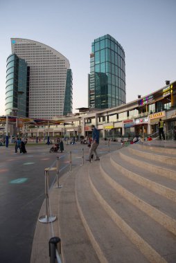 Dubai, Birleşik Arap Emirlikleri, 24 Ekim 2020 Dubai festivali AVM ve festival şehir merkezinin dışında, hava güzel iken birçok insan çarpıcı IMAGIN ışık gösterisi ve fıskiyeleriyle açık hava aktiviteleri yapıyor.