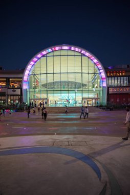 Dubai, Birleşik Arap Emirlikleri, 24 Ekim 2020 Dubai festivali AVM ve festival şehir merkezinin dışında, hava güzel iken birçok insan çarpıcı IMAGIN ışık gösterisi ve fıskiyeleriyle açık hava aktiviteleri yapıyor.