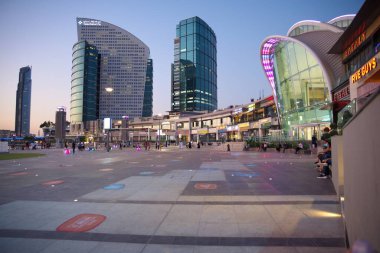 Dubai, Birleşik Arap Emirlikleri, 24 Ekim 2020 Dubai festivali AVM ve festival şehir merkezinin dışında, hava güzel iken birçok insan çarpıcı IMAGIN ışık gösterisi ve fıskiyeleriyle açık hava aktiviteleri yapıyor.