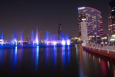Dubai, Birleşik Arap Emirlikleri, 24 Ekim 2020 Dubai festivali AVM ve festival şehir merkezinin dışında, hava güzel iken birçok insan çarpıcı IMAGIN ışık gösterisi ve fıskiyeleriyle açık hava aktiviteleri yapıyor.