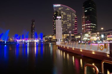 Dubai, Birleşik Arap Emirlikleri, 24 Ekim 2020 Dubai festivali AVM ve festival şehir merkezinin dışında, hava güzel iken birçok insan çarpıcı IMAGIN ışık gösterisi ve fıskiyeleriyle açık hava aktiviteleri yapıyor.