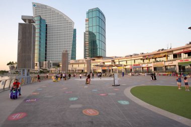 Dubai, Birleşik Arap Emirlikleri, 24 Ekim 2020 Dubai festivali AVM ve festival şehir merkezinin dışında, hava güzel iken birçok insan çarpıcı IMAGIN ışık gösterisi ve fıskiyeleriyle açık hava aktiviteleri yapıyor.