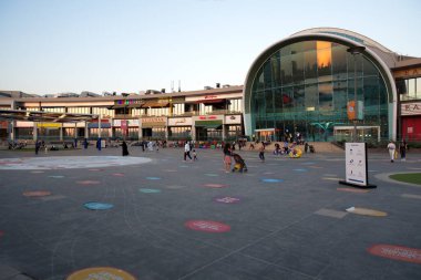 Dubai, Birleşik Arap Emirlikleri, 24 Ekim 2020 Dubai festivali AVM ve festival şehir merkezinin dışında, hava güzel iken birçok insan çarpıcı IMAGIN ışık gösterisi ve fıskiyeleriyle açık hava aktiviteleri yapıyor.