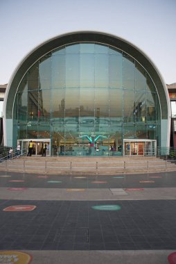 Dubai, Birleşik Arap Emirlikleri, 24 Ekim 2020 Dubai festivali AVM ve festival şehir merkezinin dışında, hava güzel iken birçok insan çarpıcı IMAGIN ışık gösterisi ve fıskiyeleriyle açık hava aktiviteleri yapıyor.