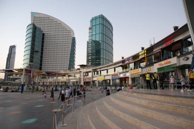 Dubai, Birleşik Arap Emirlikleri, 24 Ekim 2020 Dubai festivali AVM ve festival şehir merkezinin dışında, hava güzel iken birçok insan çarpıcı IMAGIN ışık gösterisi ve fıskiyeleriyle açık hava aktiviteleri yapıyor.