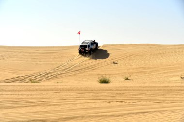 Dubai, Birleşik Arap Emirlikleri 5 Mart 2021 sabah erken saatlerde İHA 'nın en iyi eğlencelerinden biri olan İHA Offroaderlar ile Al Qudra Gölü' nde kum tepelemesi