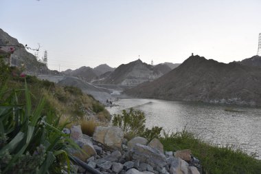 El Rafisah Barajı, Khorfakkan, Birleşik Arap Emirlikleri 22 Mart 2021, Hajar Dağları 'ndaki Wadi Şiş yakınlarındaki El Rafisah barajı manzarası ve çevresi